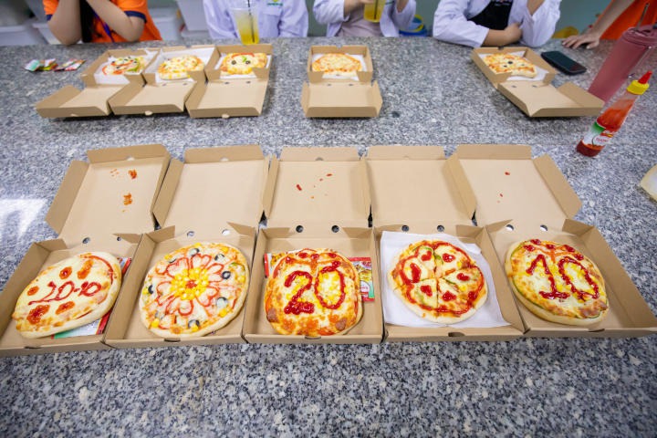 Sinh viên ngành Viện Khoa học Ứng dụng HUTECH trổ tài làm pizza mừng ngày Phụ nữ Việt Nam 54