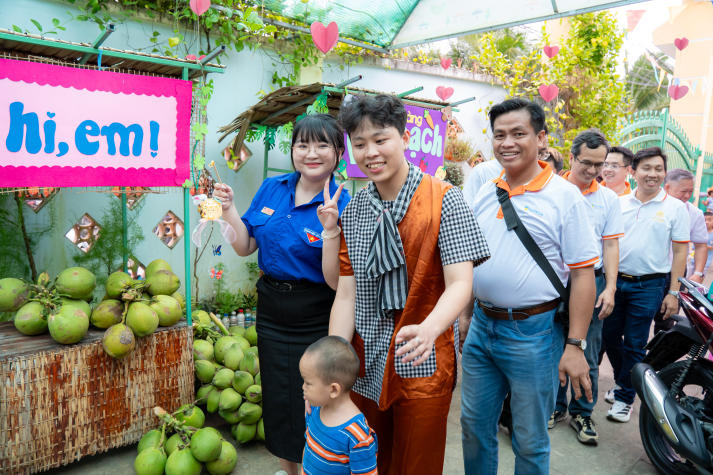 Một mùa Trăng trọn vẹn: Sinh viên Khoa Tài chính - Thương mại HUTECH đem niềm vui đến trẻ em Vĩnh Long 144
