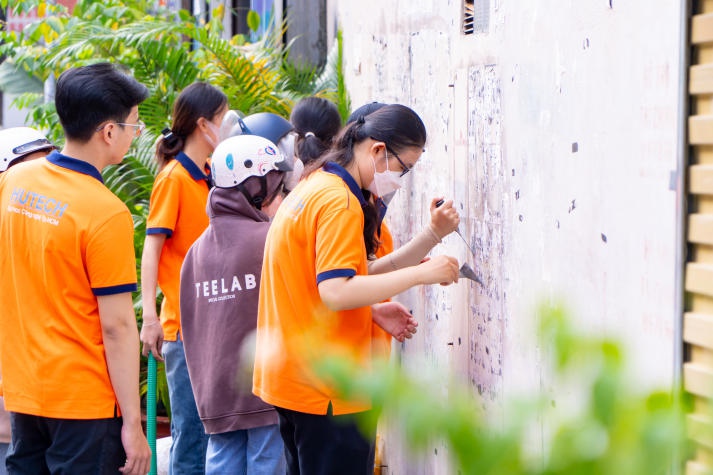 Đoàn Thanh niên HUTECH tổ chức hoạt động tình nguyện xoá gỡ quảng cáo tín dụng đen, trái quy định 34