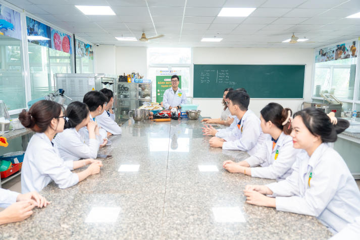 [Video] Sinh viên Công nghệ thực phẩm HUTECH trải nghiệm làm bánh quy gừng, lan tỏa sắc màu Giáng sinh 28