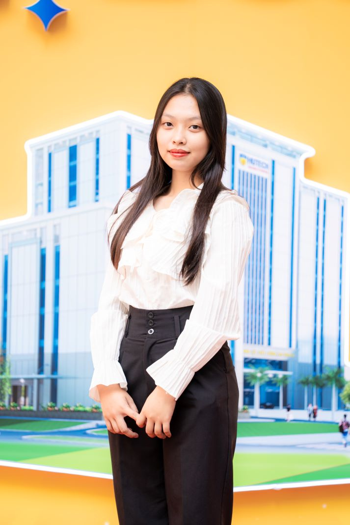 [Video] Tân sinh viên háo hức, phụ huynh hài lòng trong ngày đầu nhập học tại HUTECH 92