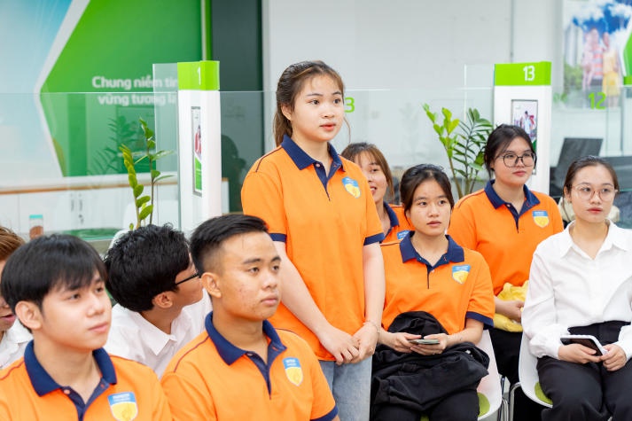 Sinh viên Khoa Tài chính - Thương mại HUTECH tham quan Vietcombank 87