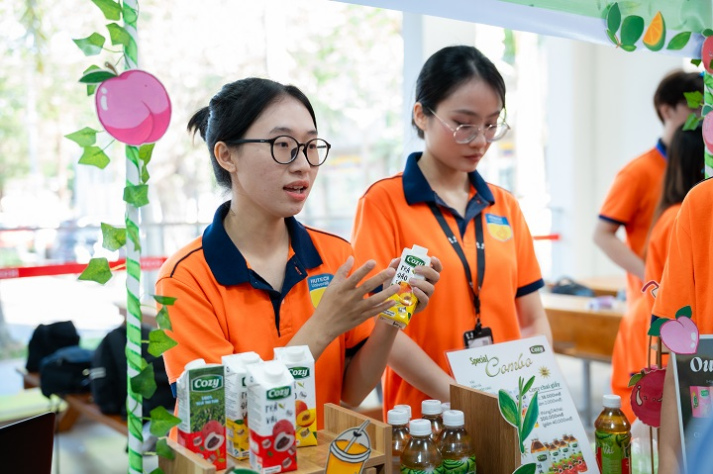 [Video] Hội chợ mở cửa, “tiểu thương” sinh viên Marketing bắt đầu “lên sạp” 30