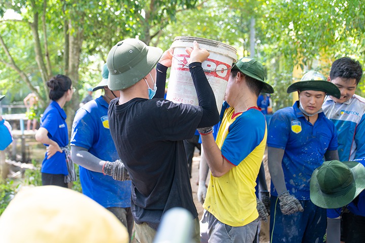 [Mùa hè xanh HUTECH 2023] Mặt trận Đồng Tháp hoàn thành công trình bê tông hóa đường nông thôn đầu tiên 12