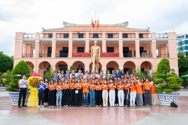 [Ảnh] Về nguồn tại Bến Nhà Rồng: Hành trình ý nghĩa của sinh viên Khoa Tài chính - Thương mại 12