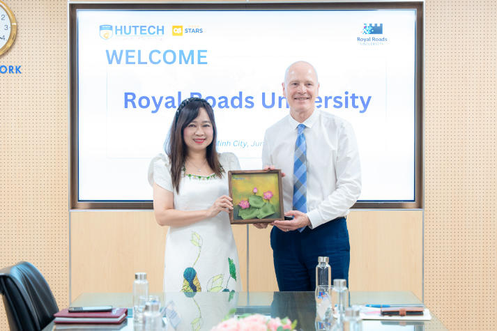HUTECH xúc tiến hợp tác đào tạo và nghiên cứu cùng Royal Roads University (Canada) 76