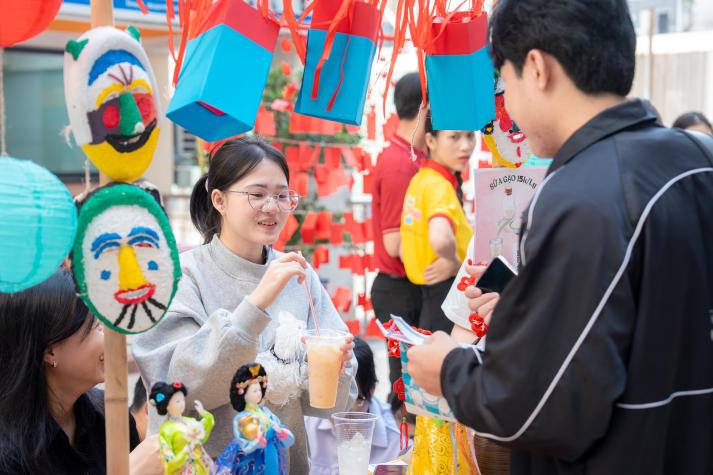 [Video] HUTECH dịp xuân 2026: Đón Tết đa quốc gia, lan tỏa lòng nhân ái 26