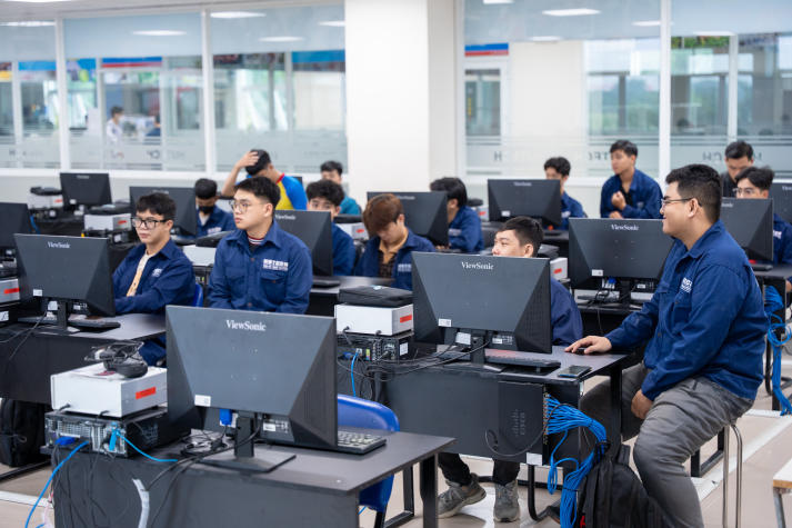 [Video] Ngày đầu năm học 2025-2026 tại HUTECH: Hào hứng, rộn ràng và đầy kỳ vọng 100