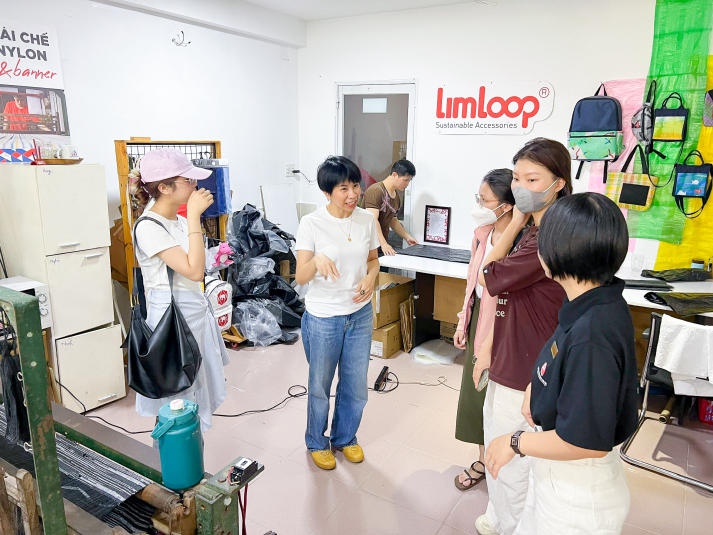 Sinh viên HUTECH tìm hiểu tái chế nhựa trong ngành thời trang tại Công ty LimLoop 27