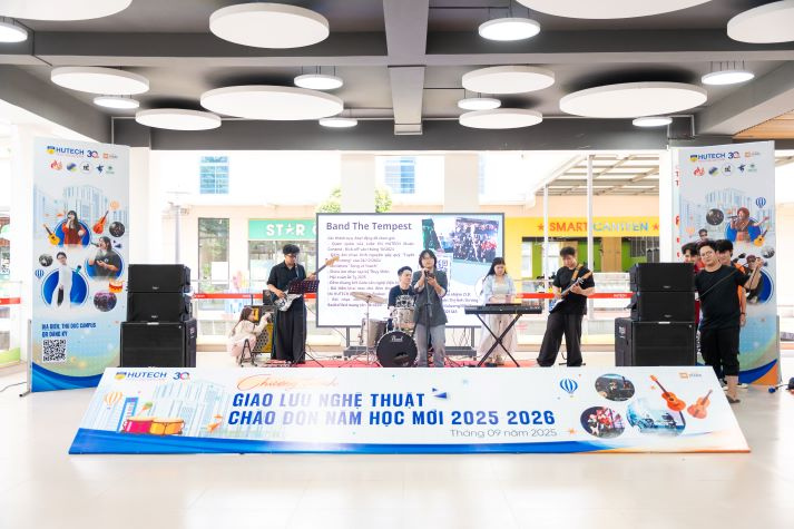 [Video] Ngày đầu năm học 2025-2026 tại HUTECH: Hào hứng, rộn ràng và đầy kỳ vọng 124