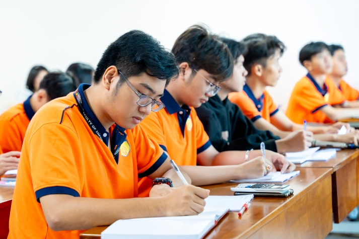 “Mùa thi nghiêm túc” Học kỳ 2B năm học 2024-2025: Sinh viên HUTECH “Tự hào vì học thật - Toả sáng vì thi thật” 30