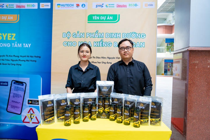 “Tour” khám phá không gian triển lãm Top 10 “HUTECH Startup Wings 2023” 53
