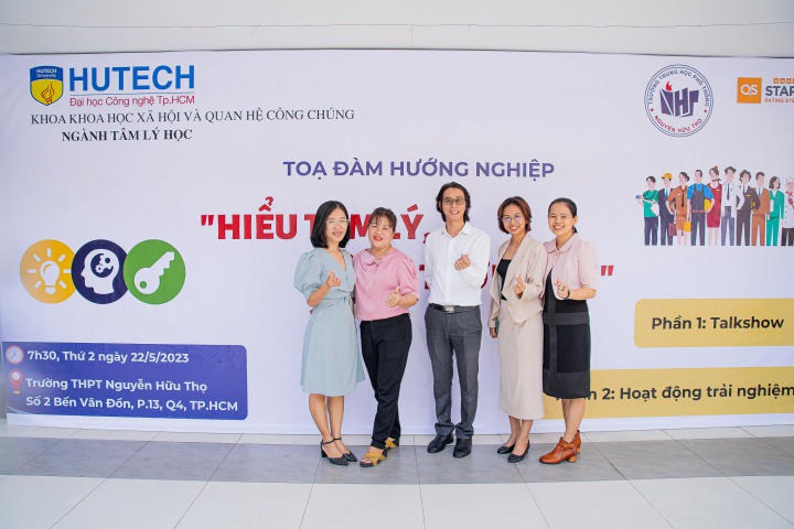 Sinh viên Tâm lý học HUTECH chia sẻ về tâm lý chọn ngành đại học cùng học sinh trường THPT Nguyễn Hữu Thọ 8
