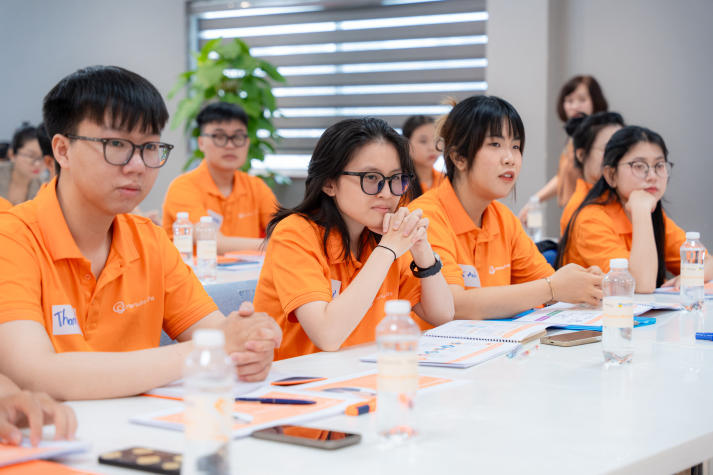 [Video] Sinh viên HUTECH tìm hiểu kiến thức ngành công nghệ tài chính cùng chuyên gia Hanwha Life 86