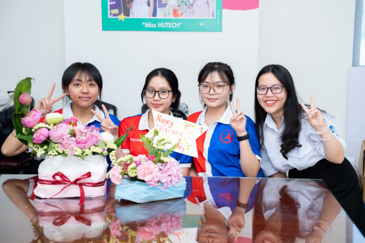 [Ảnh] Khoảnh khắc đẹp tại cuộc thi cắm hoa 20/11: Sinh viên HUTECH gửi trọn yêu thương đến các nhà giáo 86