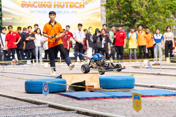 [Video] Hơn 100 đội thi tranh tài tại "đường đua tốc độ" Racing HUTECH lần VII 124