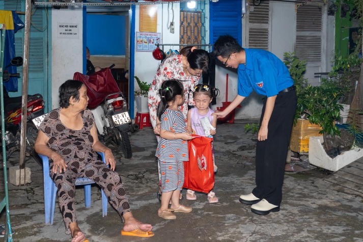 Nhiều phần quà Trung thu ý nghĩa được sinh viên Khoa Tiếng Anh đem đến cho các em thiếu nhi quận Bình Thạnh 32