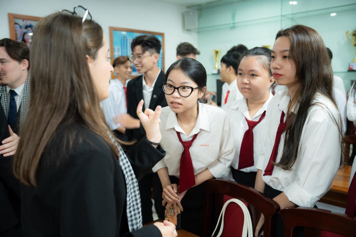 Sinh viên Đại học CY Cergy Paris (Pháp) sôi nổi trải nghiệm văn hóa tại HUTECH 102