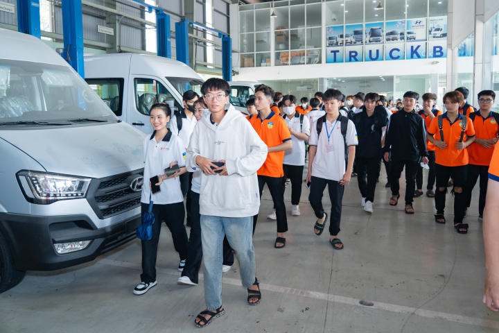 Sinh viên VKIT tìm hiểu quy trình sữa chữa, kiểm định chất lượng ô tô qua chuyến tham quan Truck & Bus Hyundai Trường Chinh 41