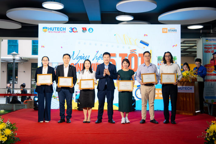 Ngày hội Sinh viên 5 tốt HUTECH năm học 2024 - 2025: Chạm vào hành trình “5 tốt” với không gian triển lãm rèn luyện toàn diện 33