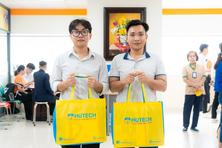 Đôi bạn cựu sinh viên ngành Công nghệ thông tin của HUTECH trở lại giảng đường làm tân sinh viên 4