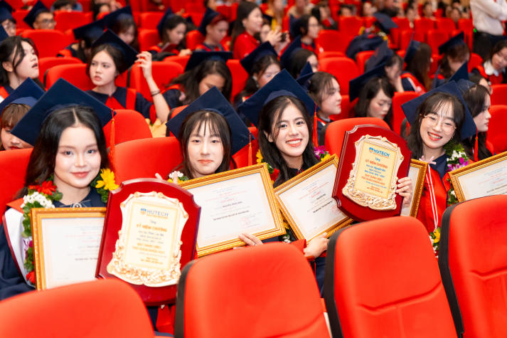 Khép lại hành trình giảng đường, mở ra hành trình trách nhiệm: HUTECH trao bằng tốt nghiệp cho các tân khoa 68