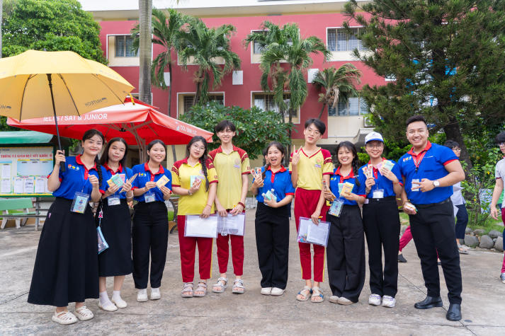 Tuổi trẻ HUTECH tiếp sức sĩ tử 2k8 trong ngày thi tốt nghiệp THPT 2026 51