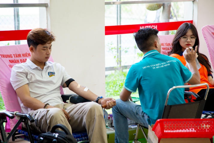 Tuổi trẻ HUTECH sôi nổi chung tay hiến máu tình nguyện 33