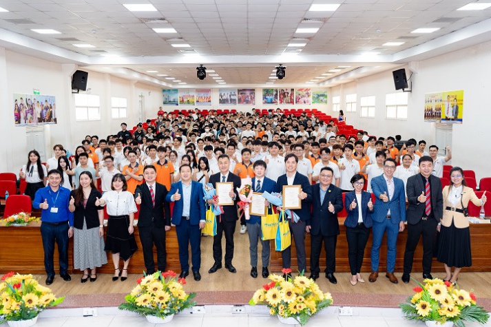 HUTECH students with senior leaders of Japanese enterprises 68