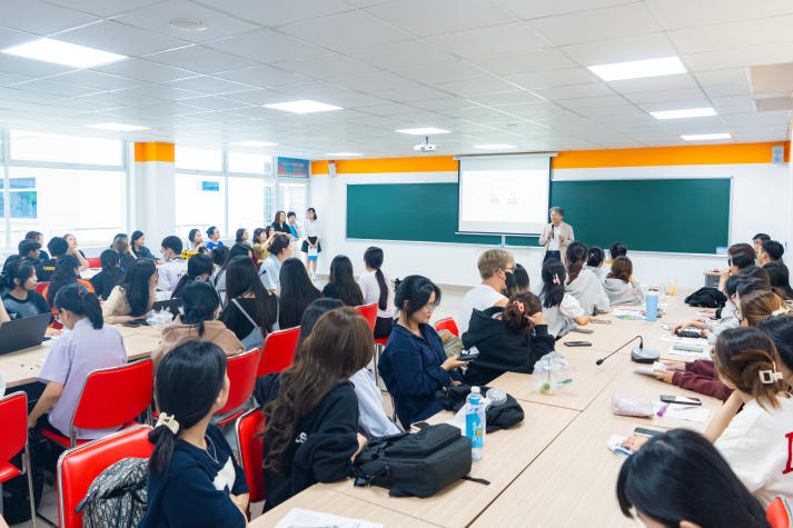 Hàn Quốc trong xã hội toàn cầu: Bài học từ thực tiễn cho sinh viên Khoa Hàn Quốc học 14