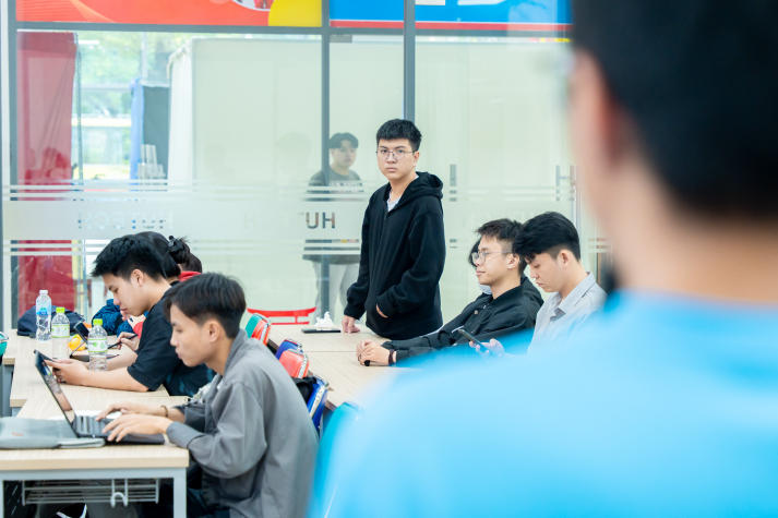 Sinh viên Khoa Công nghệ thông tin học cách sử dụng công cụ AI trong lập trình 63