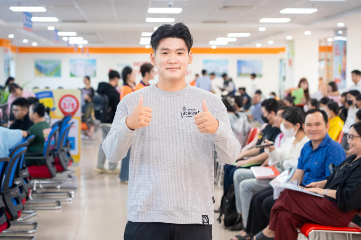 [Video] Tân sinh viên háo hức, phụ huynh hài lòng trong ngày đầu nhập học tại HUTECH 91