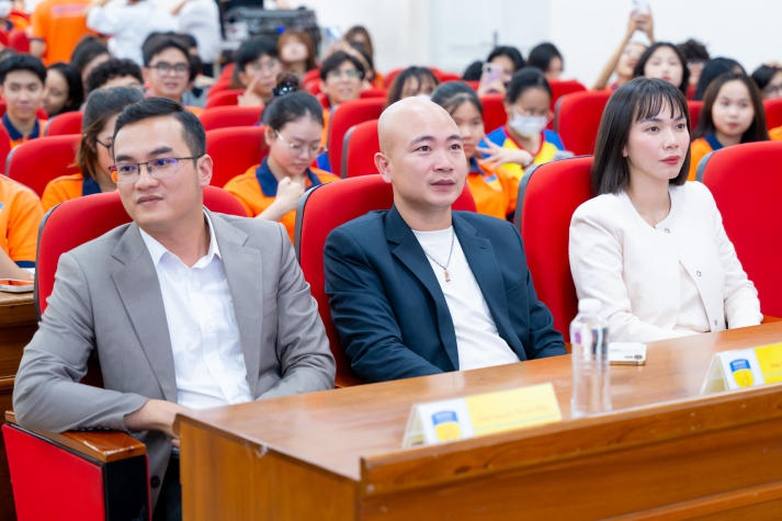 [Video] Sôi nổi buổi giao lưu cùng ca sĩ Ngô Kiến Huy và thăm khám sức khỏe răng miệng của sinh viên HUTECH 34