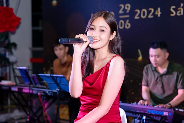 Sinh viên Quan hệ công chúng trình làng các video phóng sự và tỏa sáng tại Đêm tiệc "Dạ Huyền" 173