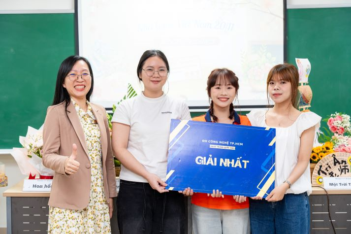 [Ảnh] Tri ân người lái đò: Hoa thay lời cảm mến của sinh viên Trung Quốc học trong ngày Nhà giáo Việt Nam 97