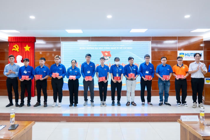 Lễ kết nạp Đoàn Thanh niên Cộng sản Hồ Chí Minh và trao giải các hội thi tại Hội Xuân HUTECH 2024 68