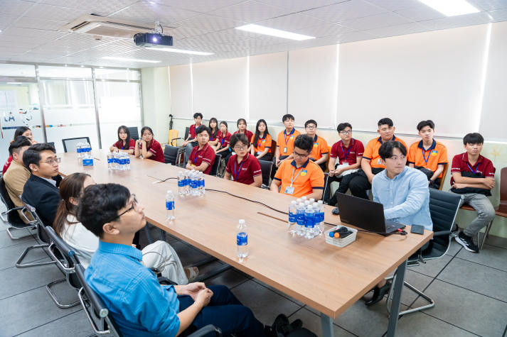 Chạm vào “mạch lạnh” của chuỗi cung ứng - Trải nghiệm đáng nhớ của sinh viên Logistics I-HUTECH tại AJ Total Việt Nam 15