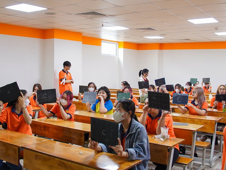 Sinh viên Khoa Trung Quốc học học ngoại ngữ theo gương Bác Hồ qua cuộc thi Rung chuông vàng 45