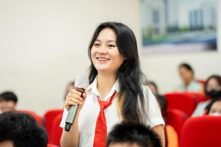 [Video] CEO Nguyễn Quốc Kỳ kể chuyện chinh phục ước mơ cùng sinh viên HUTECH 135