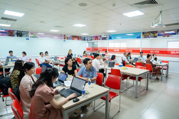 Viện Công nghệ Việt - Nhật tổ chức tập huấn “Tư duy thiết kế dự án” cho đông đảo CB-GV-NV Trường 8