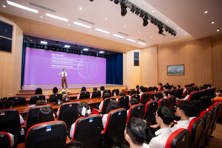 Sinh viên Du lịch - Nhà hàng - Khách sạn học giao tiếp chuẩn Hospitality từ chuyên gia 36