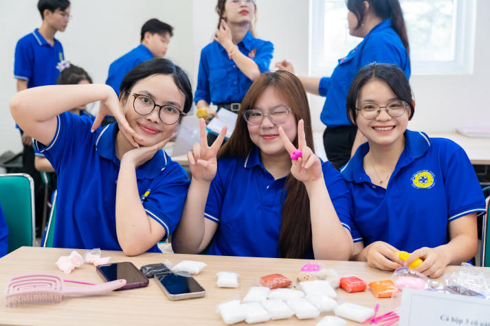 Biến đất sét thành đóa hoa biết nói, sinh viên Khoa Thú y - Chăn nuôi trao yêu thương đến phái nữ 20