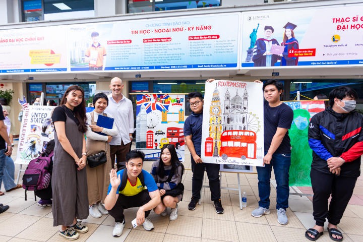 Các bạn sinh viên lớp 20DTA mang đến hơn 30 poster với nhiều chủ đề đa dạng HUTECH 5