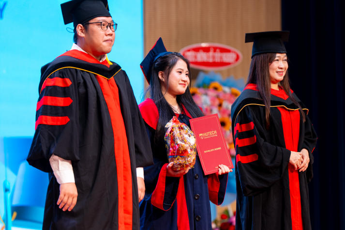 Khép lại hành trình giảng đường, mở ra hành trình trách nhiệm: HUTECH trao bằng tốt nghiệp cho các tân khoa 36