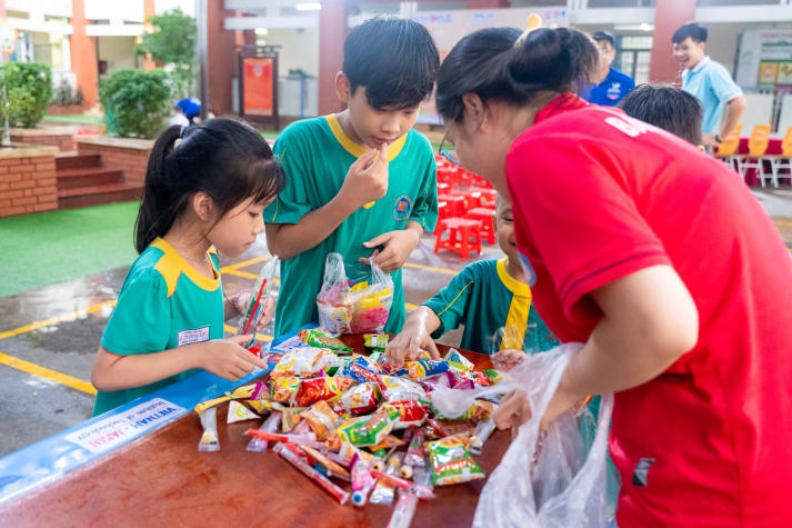 Nhiều lồng đèn, quà trung thu ý nghĩa dành tặng các em nhỏ tại Bình Dương của sinh viên VJIT 77