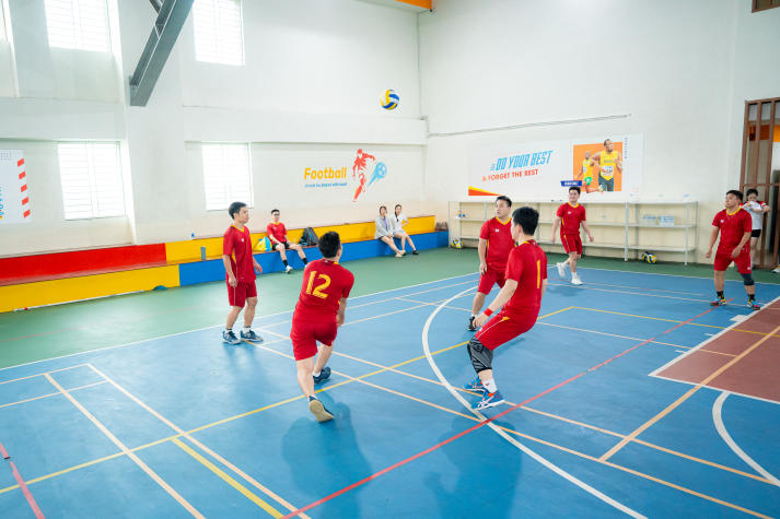 [Hội thao CB-GV-NV HUTECH 2025]: TT.TVTS-TT.TrT-TT.Mar-PTTH, P.ĐT-P.KT-TT.DHS bảo vệ thành công ngôi vương Bóng chuyền nam, nữ 50