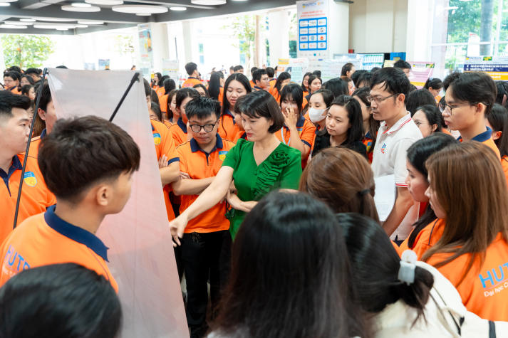 Triển lãm poster dự án doanh nghiệp - dấu mốc trưởng thành của sinh viên Khoa Tài chính - Thương mại HUTECH 92