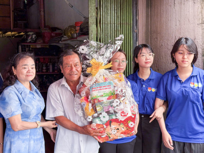 Chiến sĩ Mùa hè xanh HUTECH vun đắp lòng biết ơn, gìn giữ truyền thống dân tộc hướng về Ngày Thương binh - Liệt sĩ 62