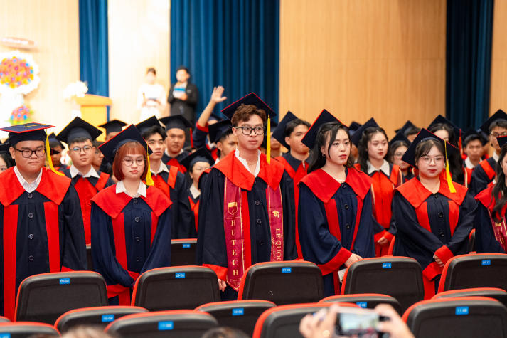 “Chủ động thích nghi, không ngừng làm mới chính mình và hãy tiếp tục mơ những giấc mơ lớn!” 53