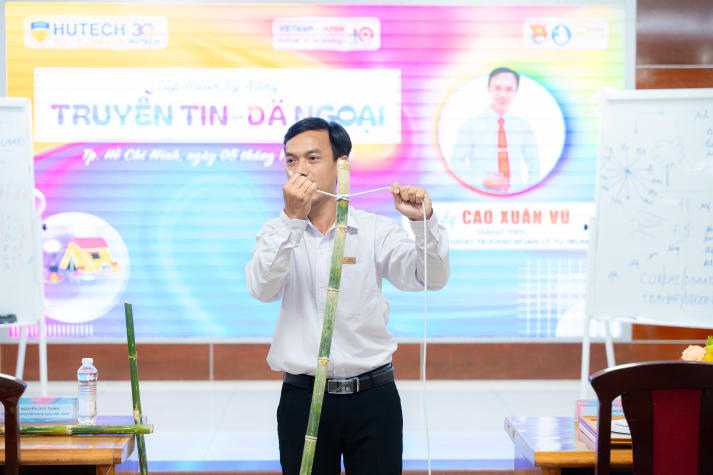 Sinh viên VJIT “lên trình” kỹ năng truyền tin và dã ngoại 58